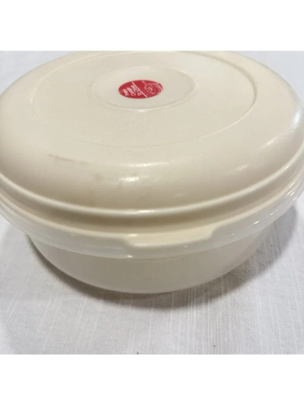 Vintage Rubbermaid Servin’ Saver Round 8” 2.4 Qt #4 Almond Lid Storage Container